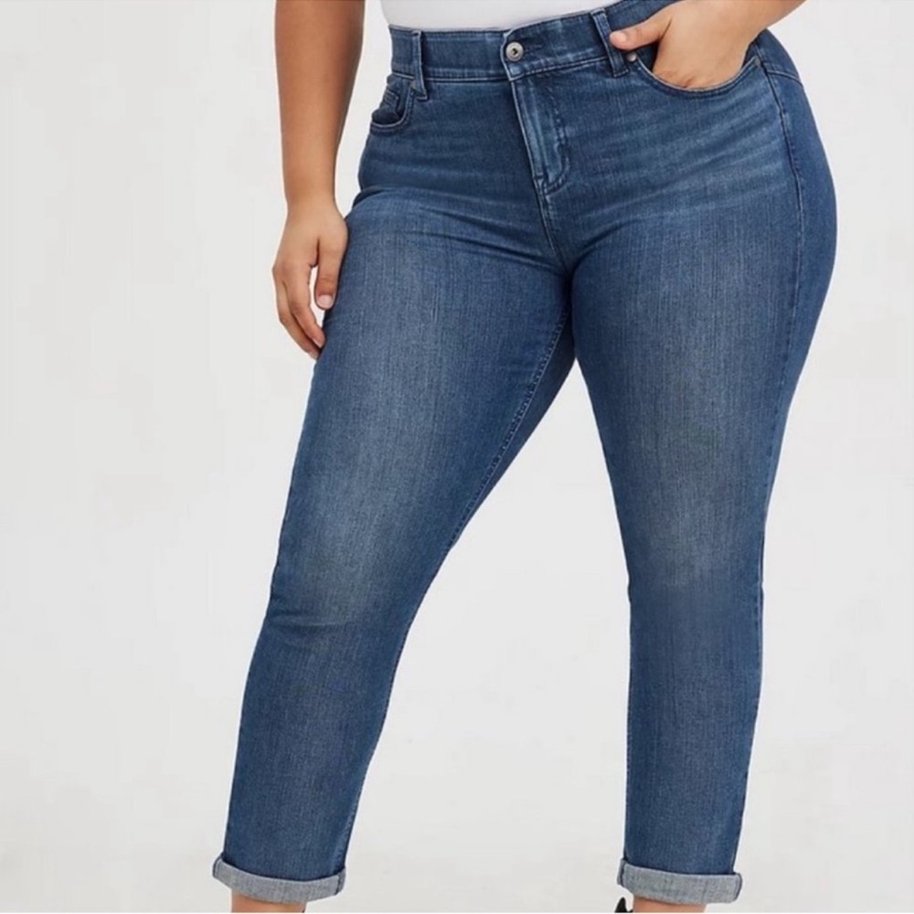 Torrid - Sz 22S Bombshell Straight Jean - Premium Stretch Medium Wash - Picture 2 of 2